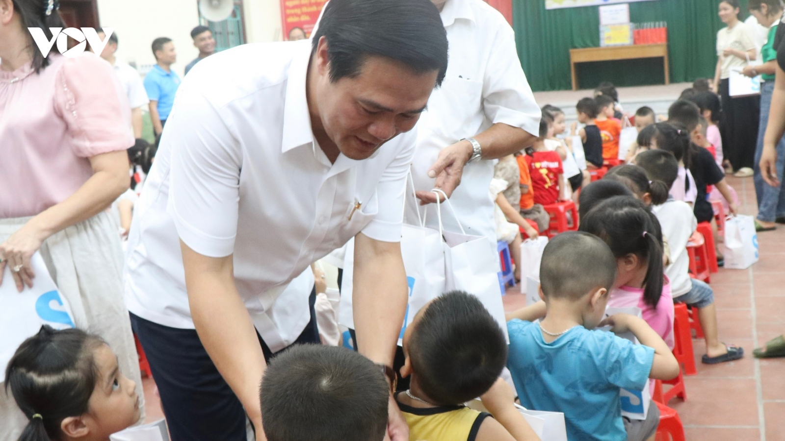 Trung thu ấm áp, nghĩa tình của trẻ em vùng lũ Bắc Ninh
