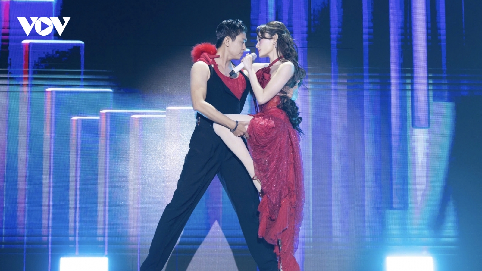 “Bạch Khổng Tước” Hoàng Mỹ An bùng nổ với showcase debut hoành tráng