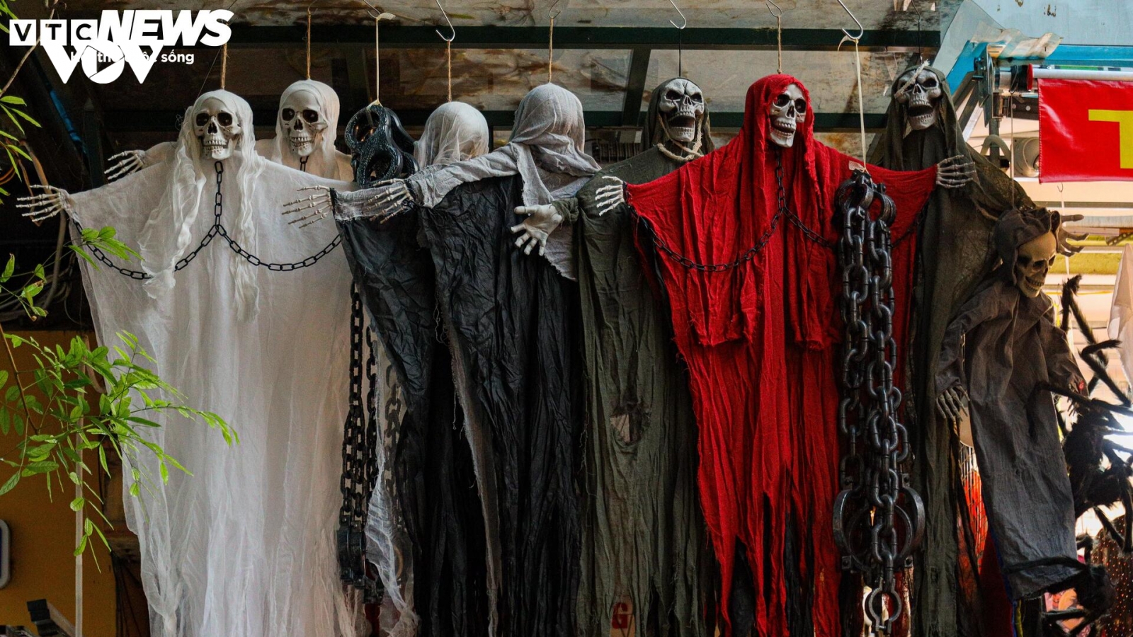 Đồ chơi Halloween ngập tràn, phố cổ Hà Nội trở nên ma mị