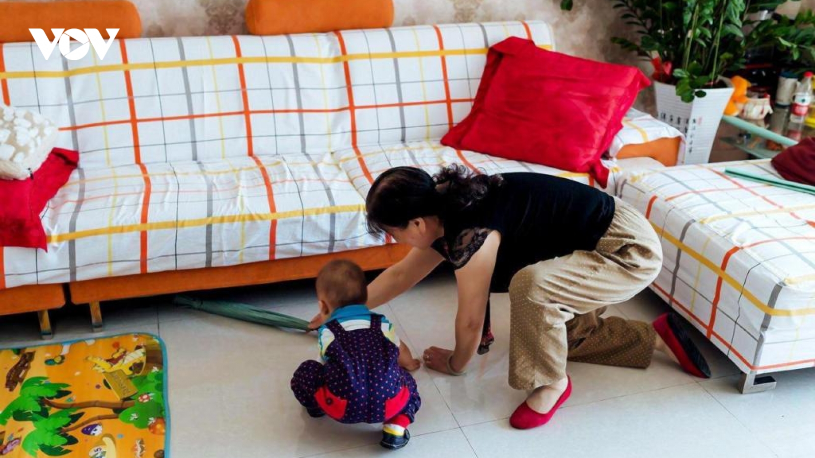Mẹ chồng lên chăm cháu, tiện thể "mở lớp" trông trẻ ngay tại nhà tôi