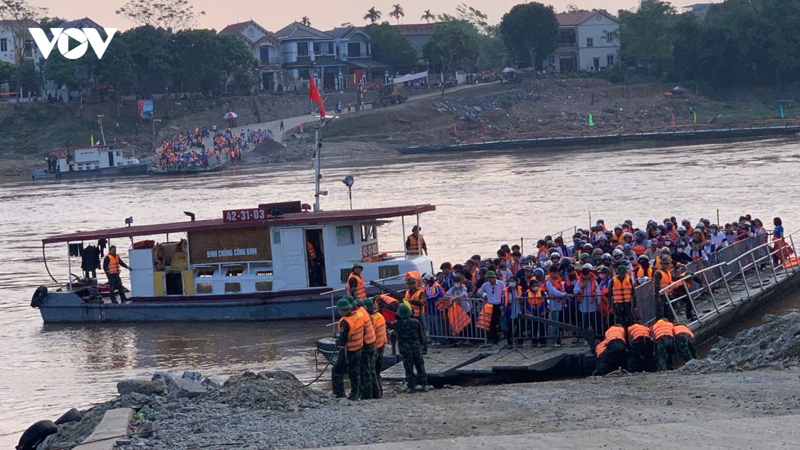 Phà quân sự tạm thay cầu phao Phong Châu (Phú Thọ) từ 14h chiều nay