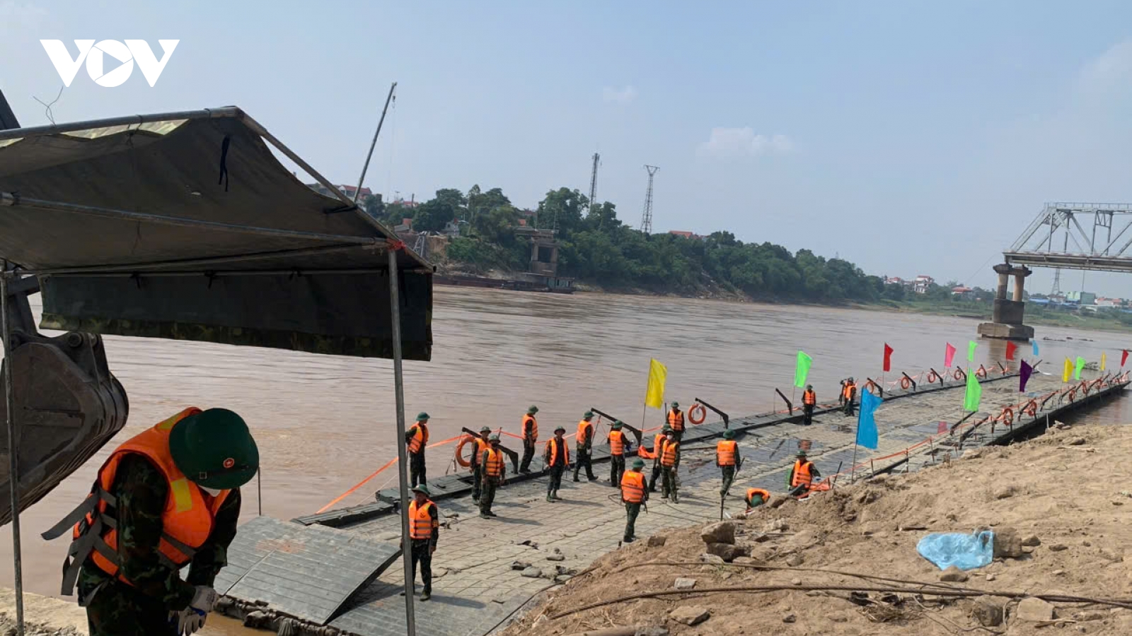 Nước sông Hồng rút, lắp lại cầu phao Phong Châu