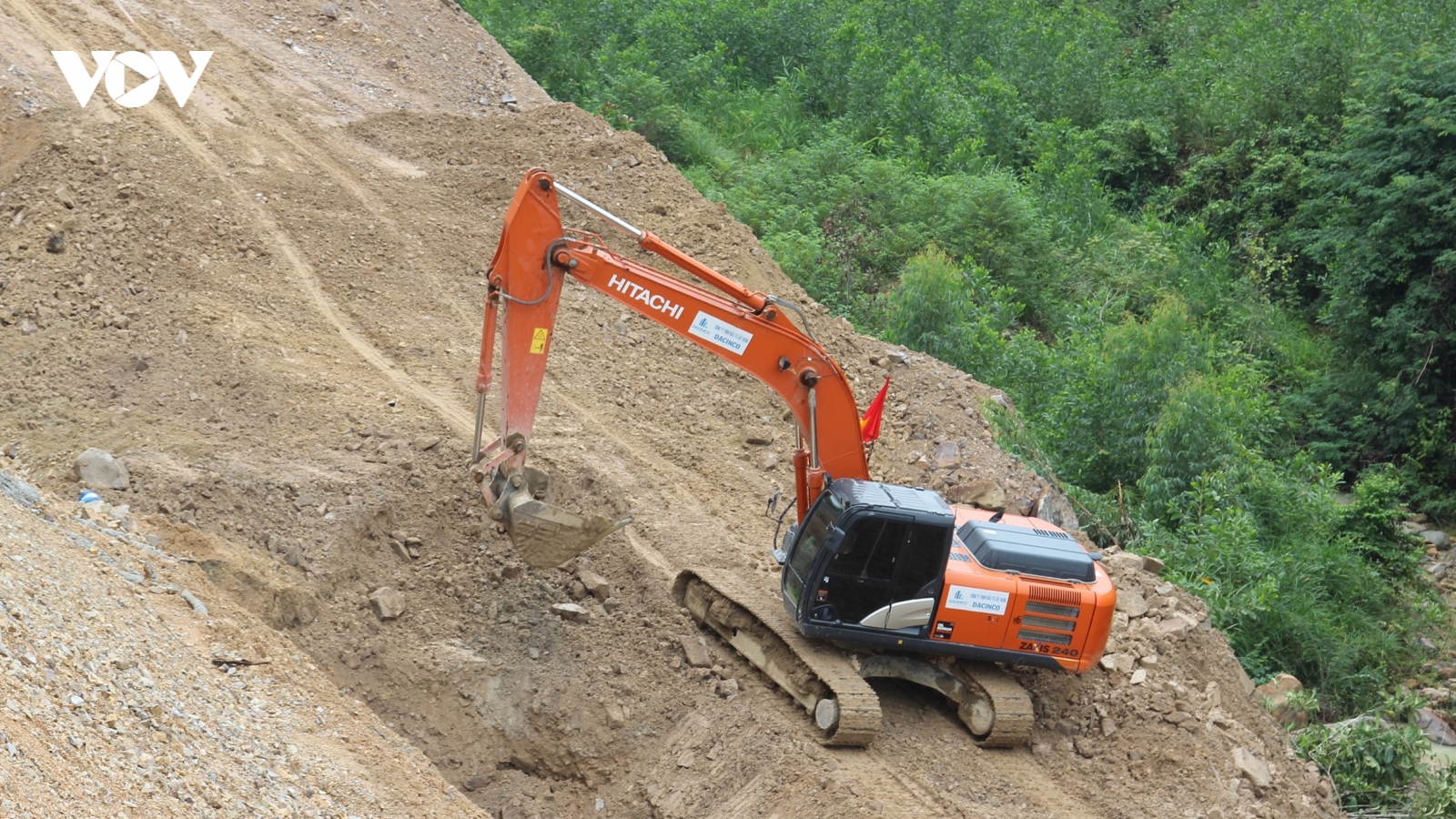 Cận cảnh xẻ núi thi công đường 1.163 tỷ đồng ở Bình Định