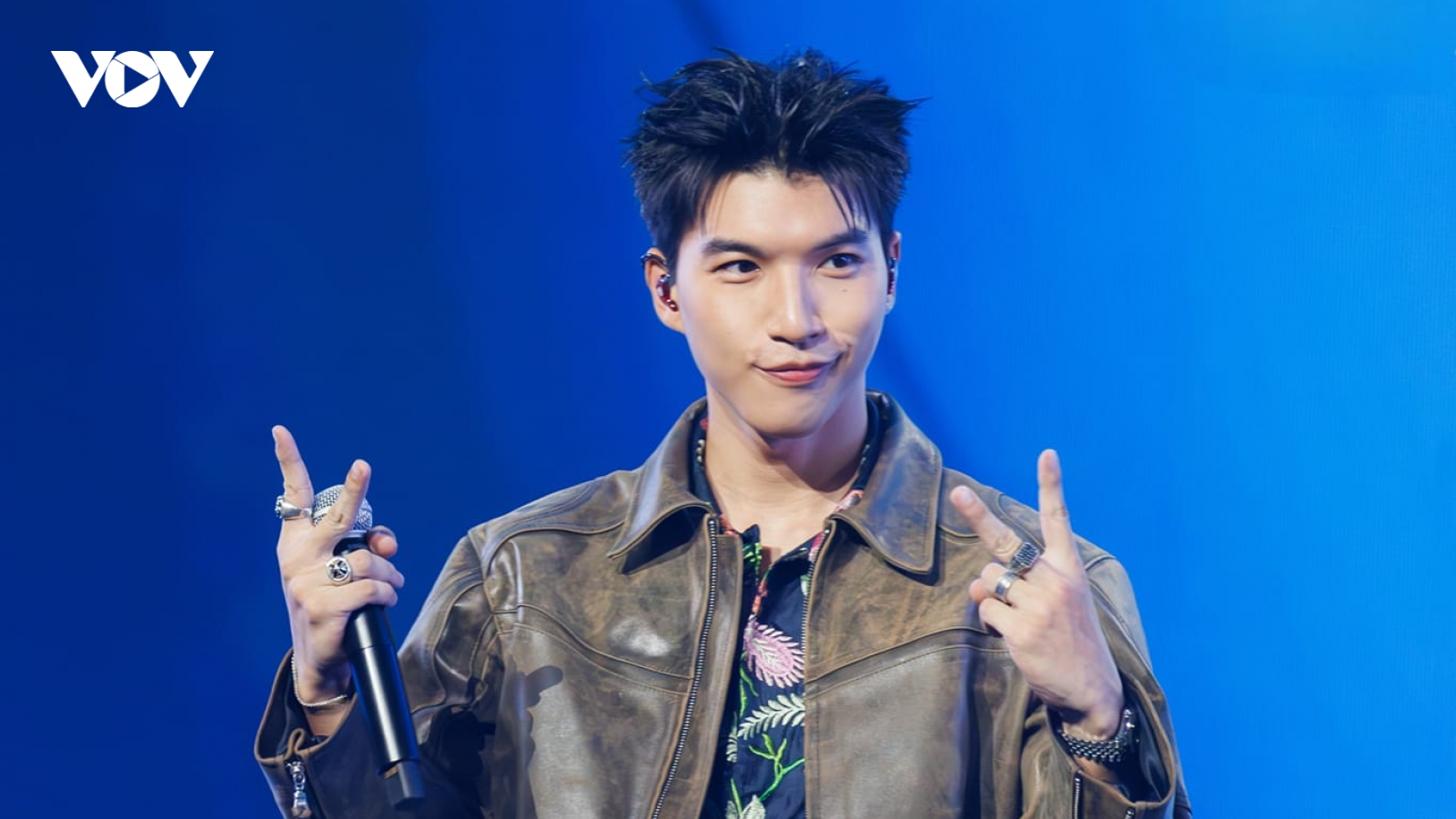 HIEUTHUHAI gây tranh cãi khi ngồi ghế giám khảo Rap Việt