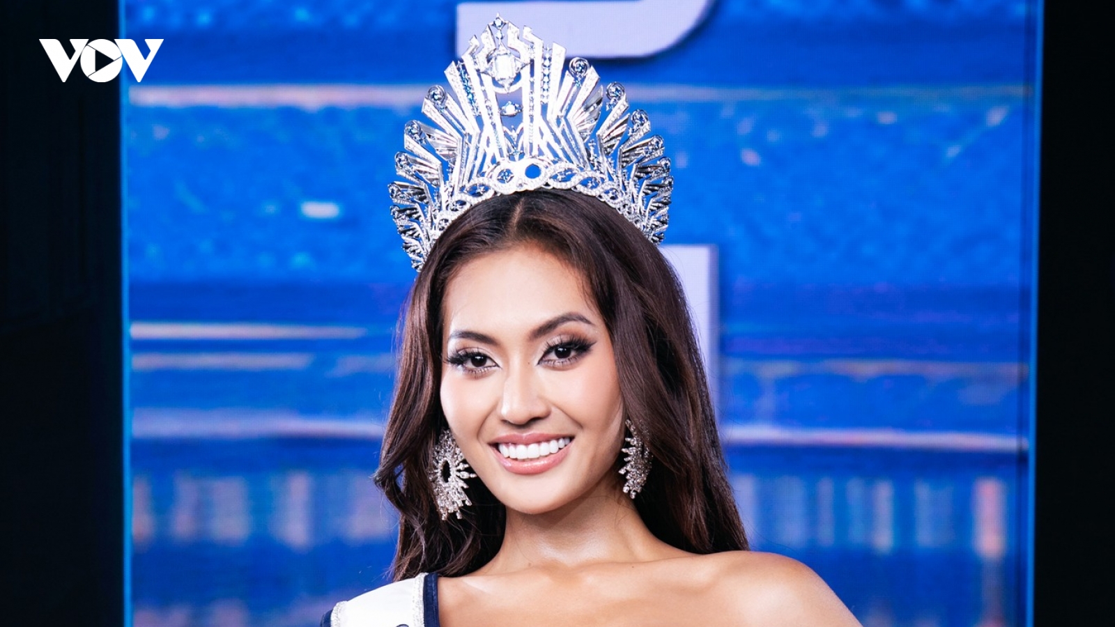 Nhan sắc gợi cảm của người đẹp Indonesia - Tân Miss Cosmo 2024