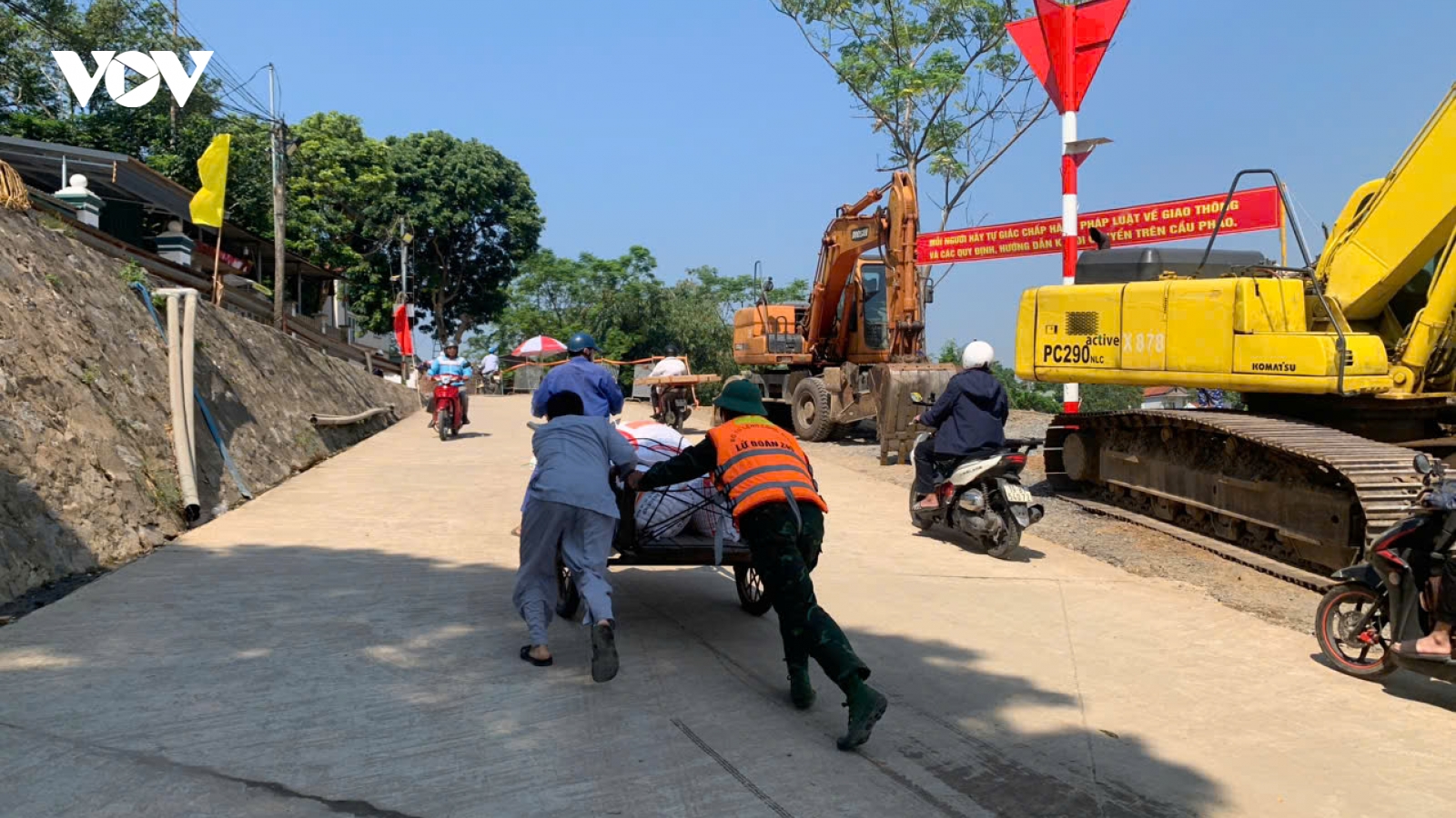 Bộ đội công binh giúp dân đẩy xe hàng qua cầu phao Phong Châu