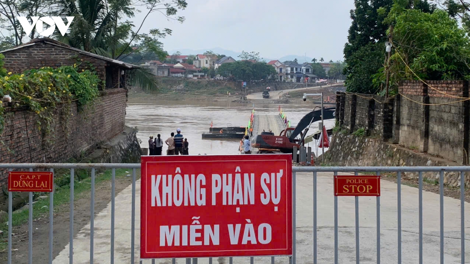 Cắt khẩn cấp cầu phao Phong Châu, Phú Thọ