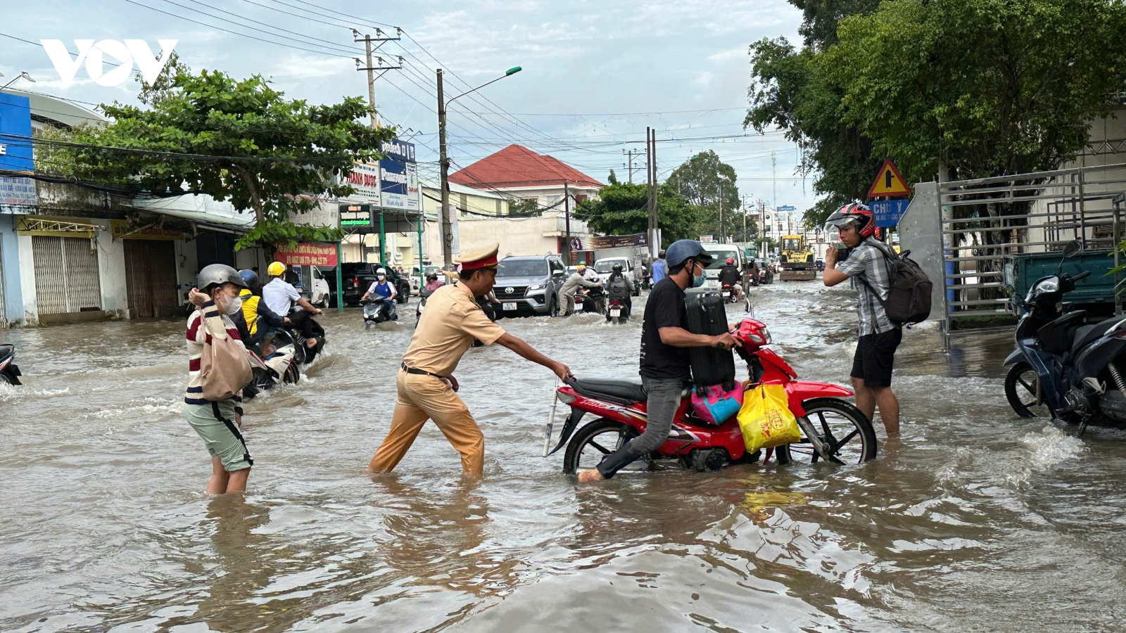 Nhiều phương tiện chết máy khi triều cường vượt báo động 3 tại Cần Thơ