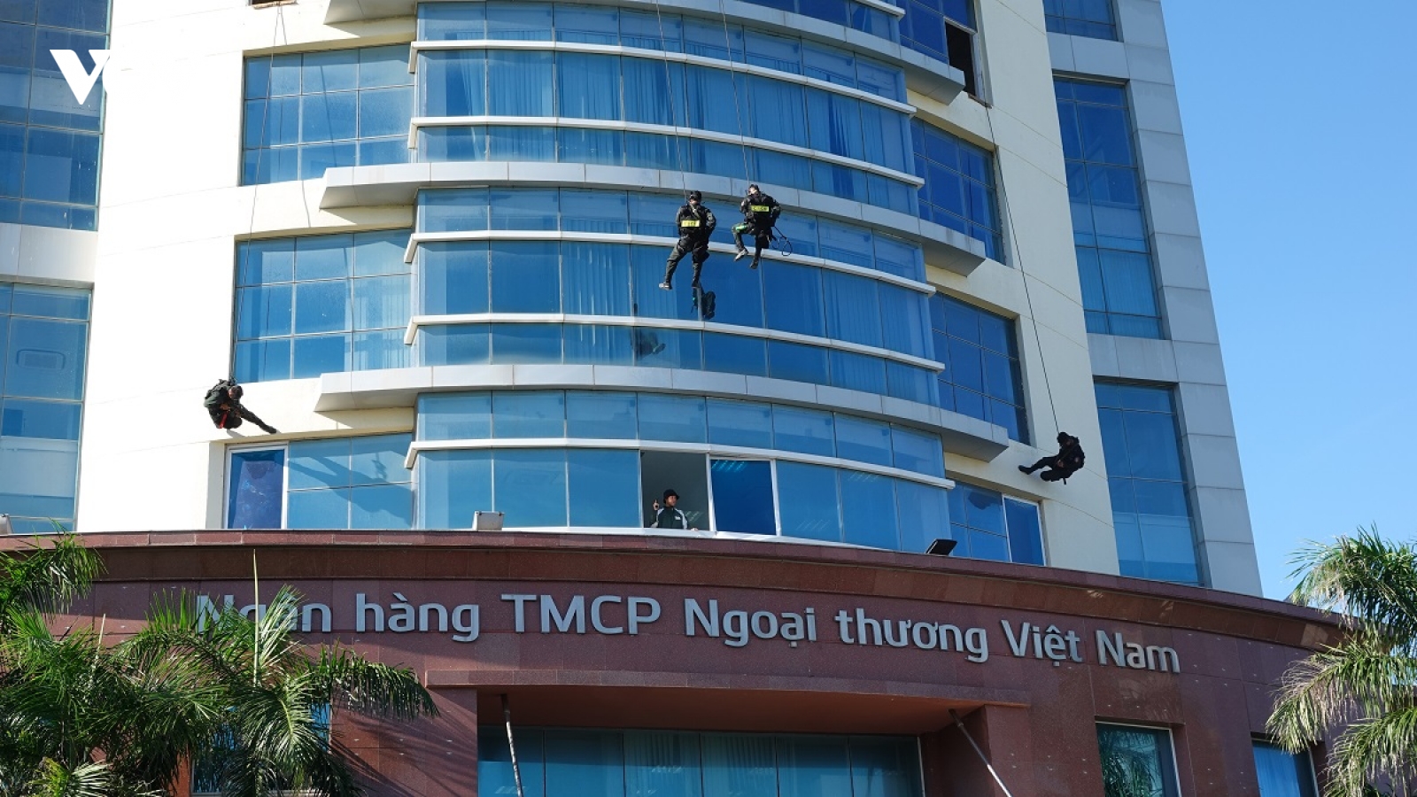 Diễn tập phương án xử lý tình huống đối tượng cướp tài sản ngân hàng