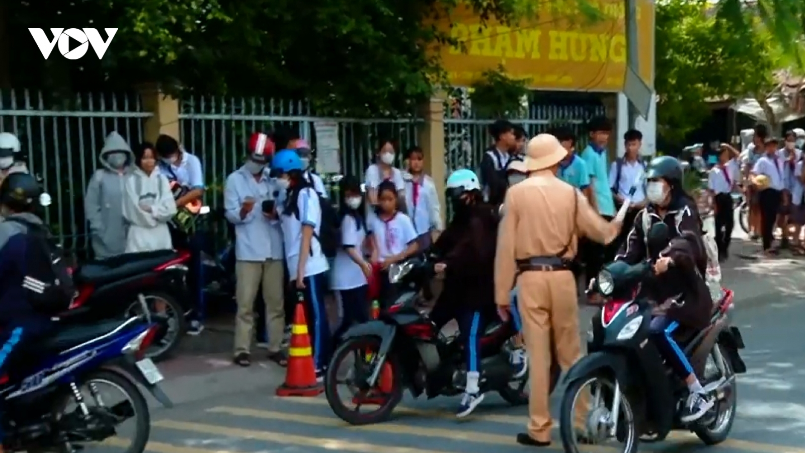Vĩnh Long siết chặt tình trạng học sinh chưa đủ tuổi đi xe gắn máy đến trường