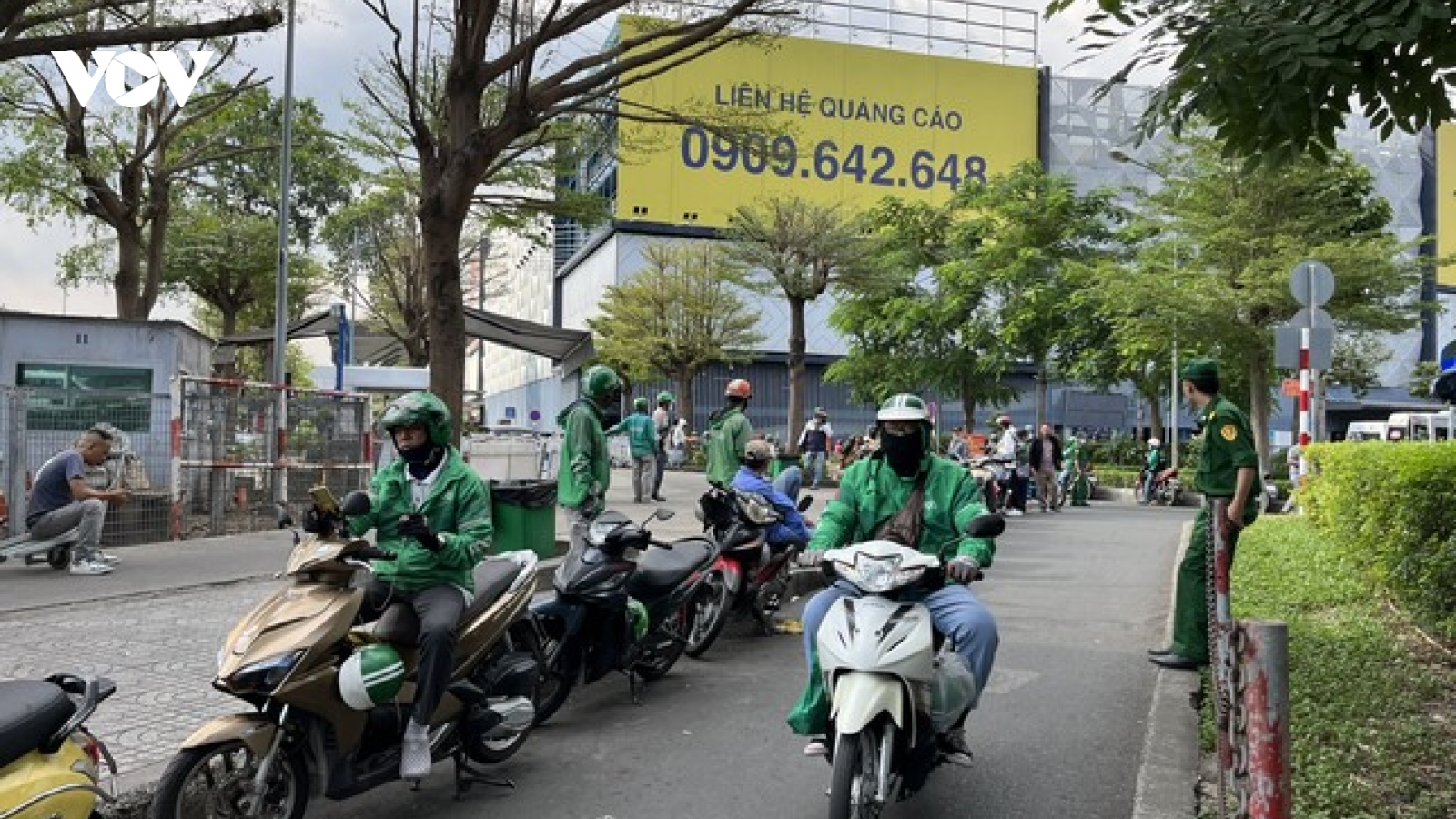 Giả danh xe ôm công nghệ chèo kéo khách ở sân bay Tân Sơn Nhất, hét giá trên trời