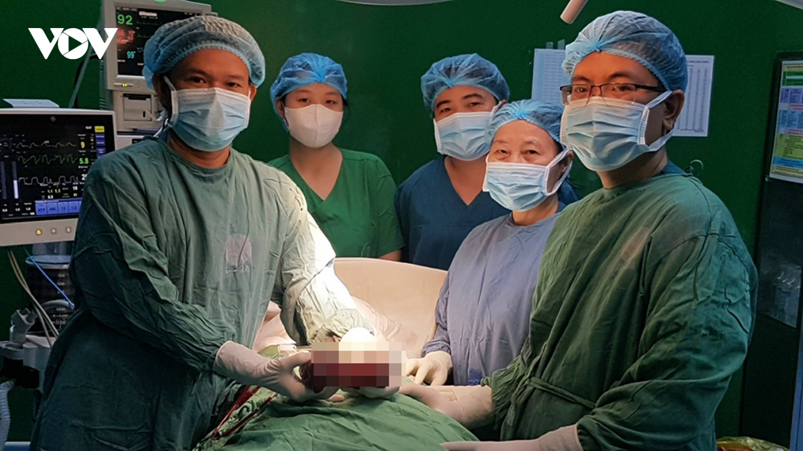 Phẫu thuật toàn bộ bướu giáp kích thước lớn cho nữ bệnh nhân mắc bệnh Besadow
