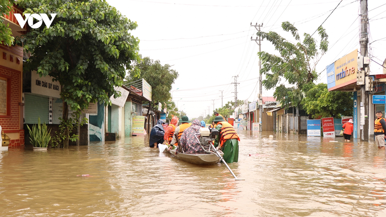 Khẩn trương tiếp cận, hỗ trợ bà con vùng lũ Quảng Bình