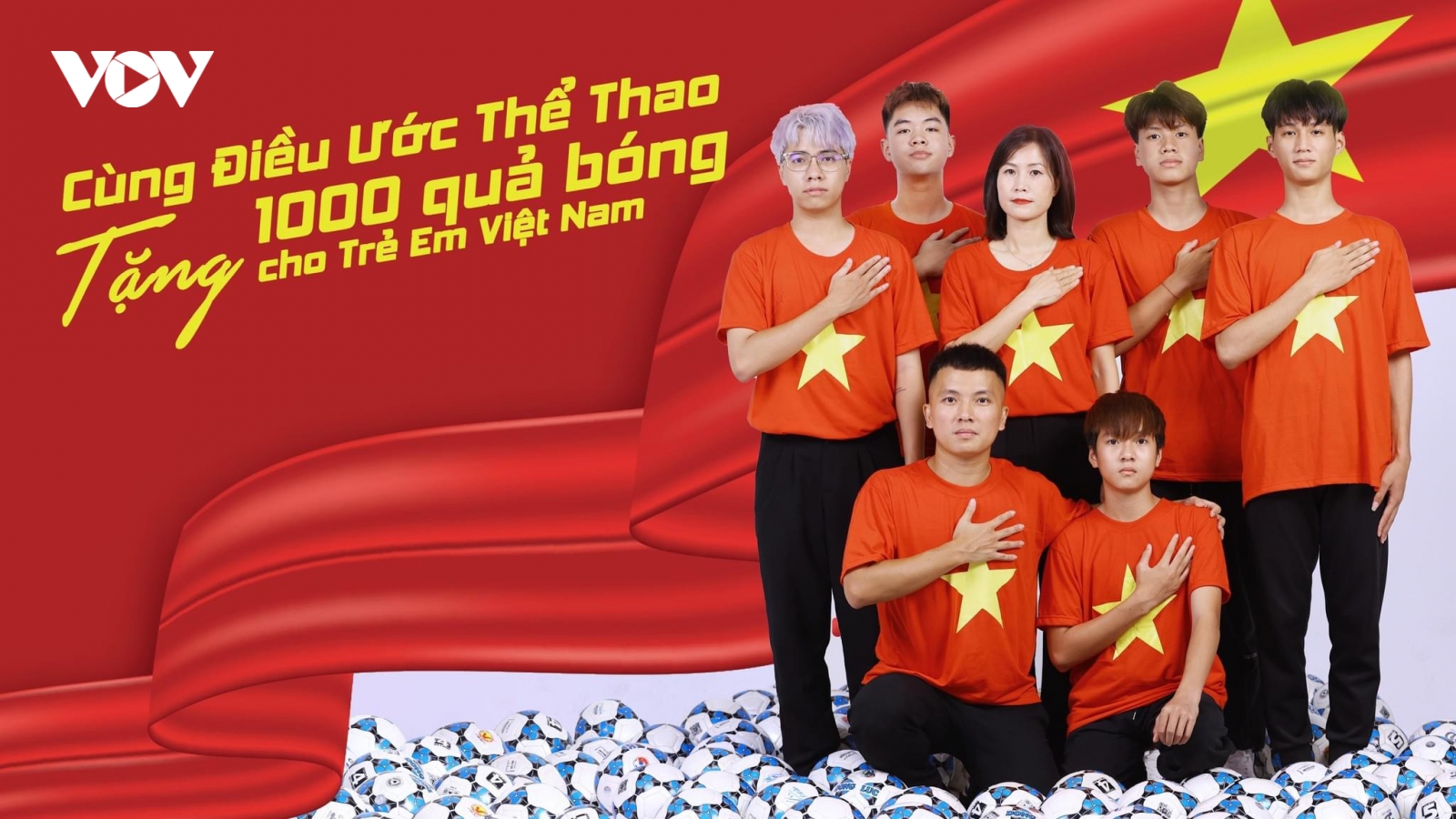 Quang Hải, Văn Hậu cùng Đỗ Kim Phúc trao 1.000 trái bóng cho trẻ em Việt Nam