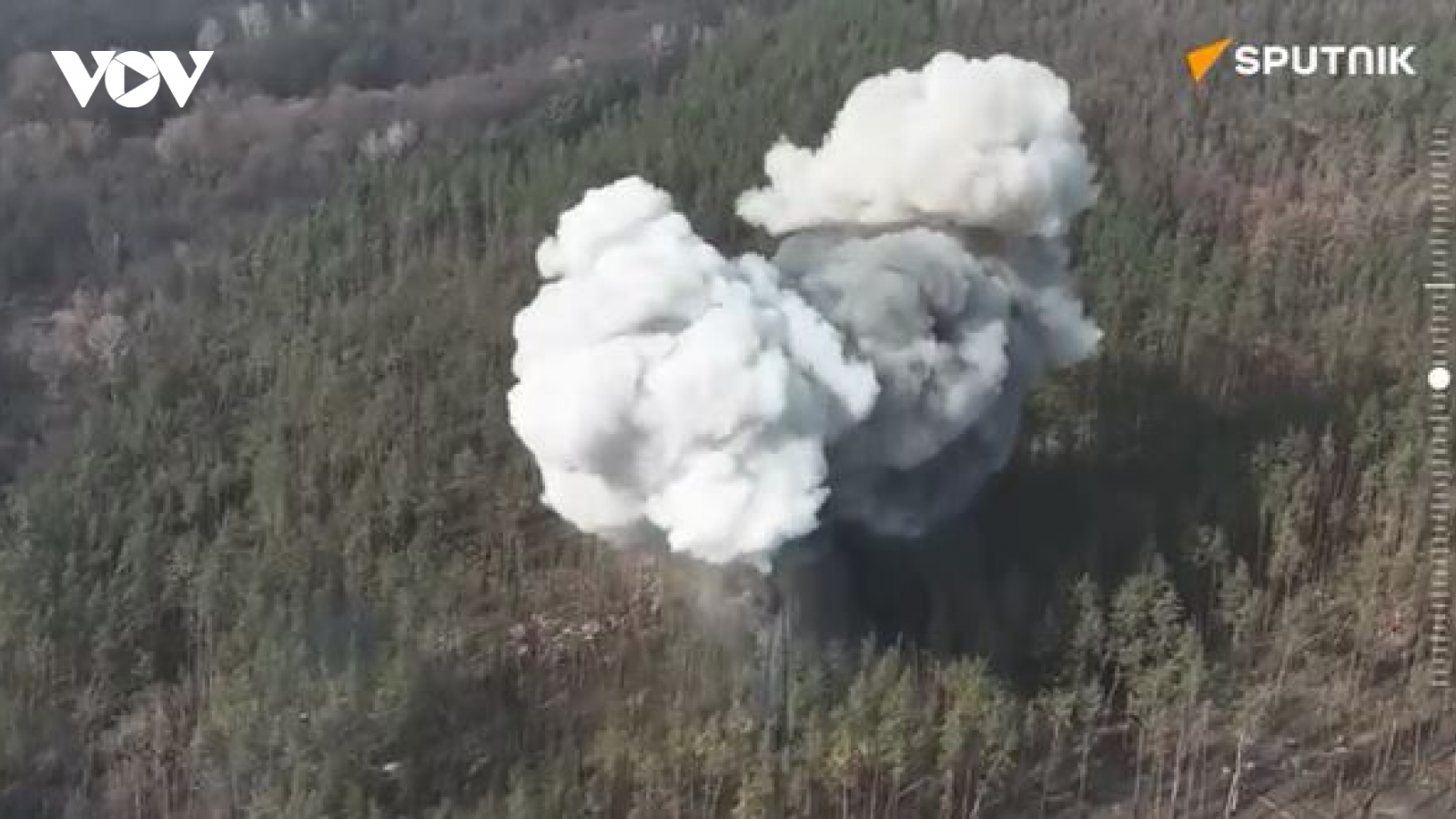 "Rồng phun lửa" UR-77 Meteorit xóa sổ bãi mìn và các vị trí của Ukraine