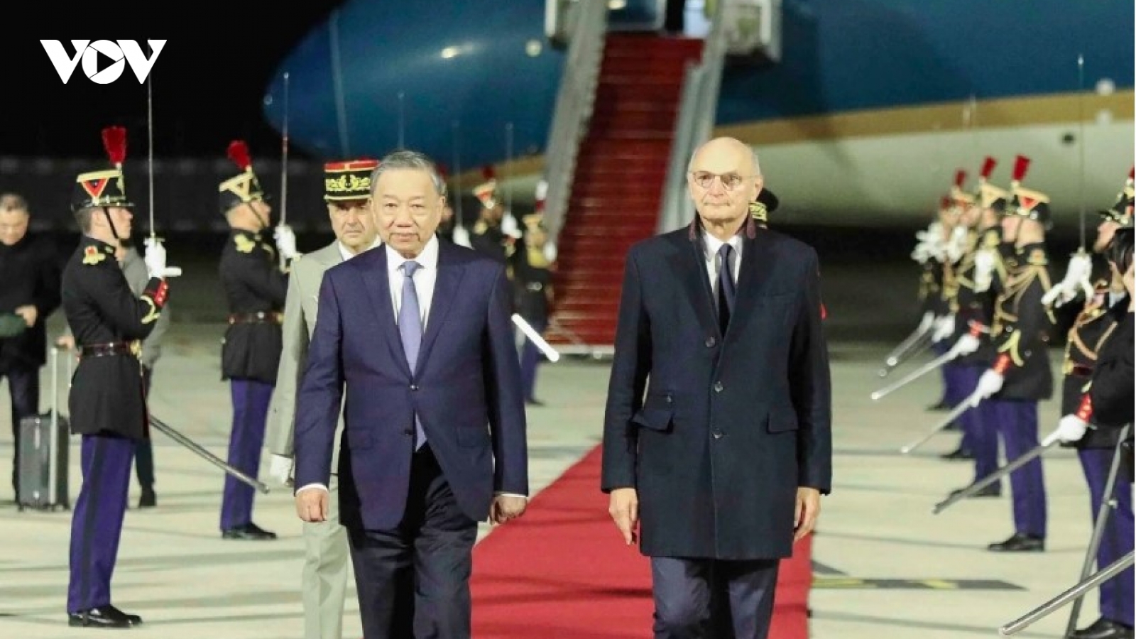 Top leader arrives in Paris for Francophonie Summit, official visit to France