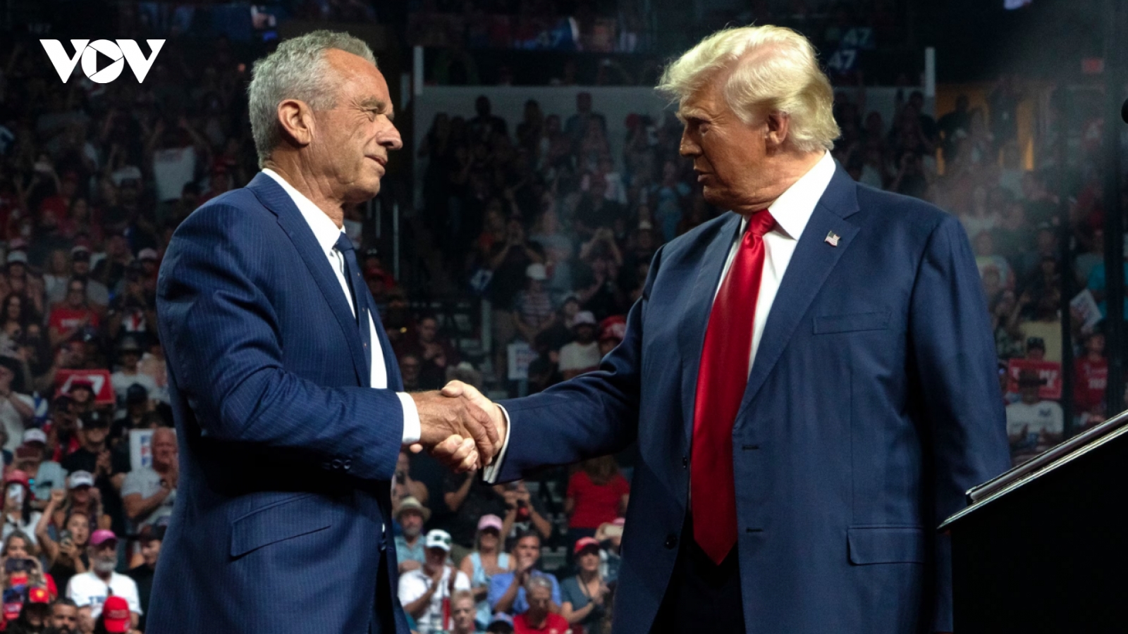 Lợi bất cập hại từ cú bắt tay bất ngờ giữa ông Trump và đối thủ Kennedy Jr.