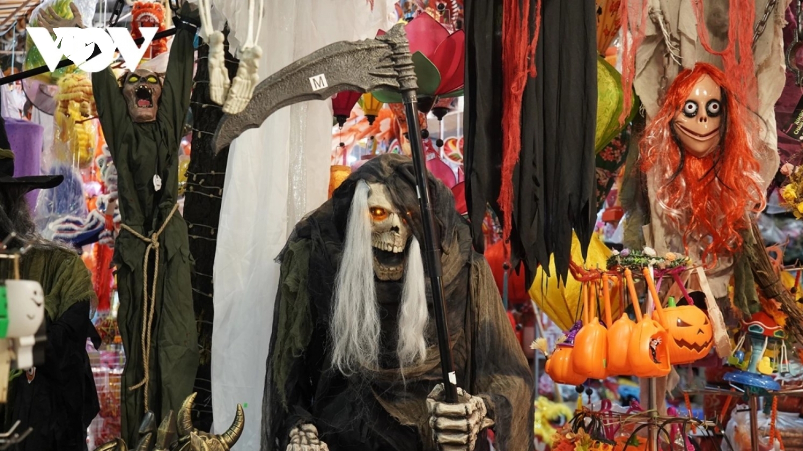 Phố Hàng Mã ngập tràn sắc màu Halloween