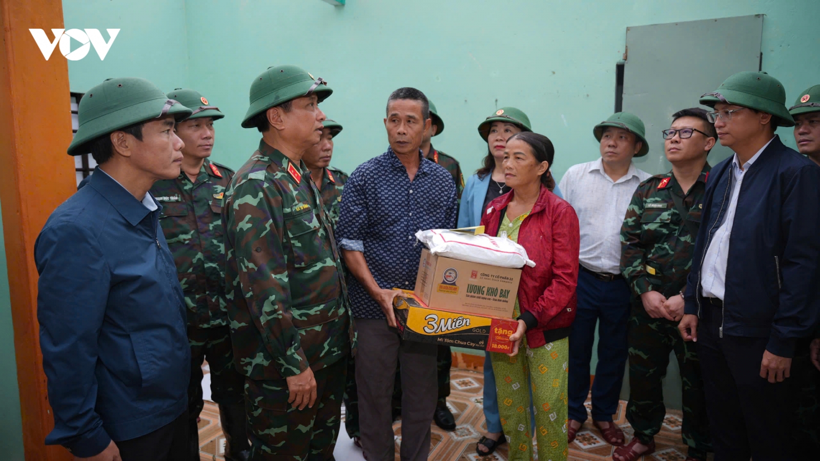 Bộ Tư lệnh Quân khu 4 thăm các gia đình ở Thừa Thiên Huế bị thiệt hại do bão số 6