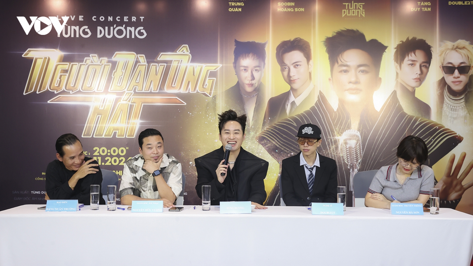 Tùng Dương hát cùng 4 nam ca sĩ trẻ trong live concert thứ 14 trong sự nghiệp