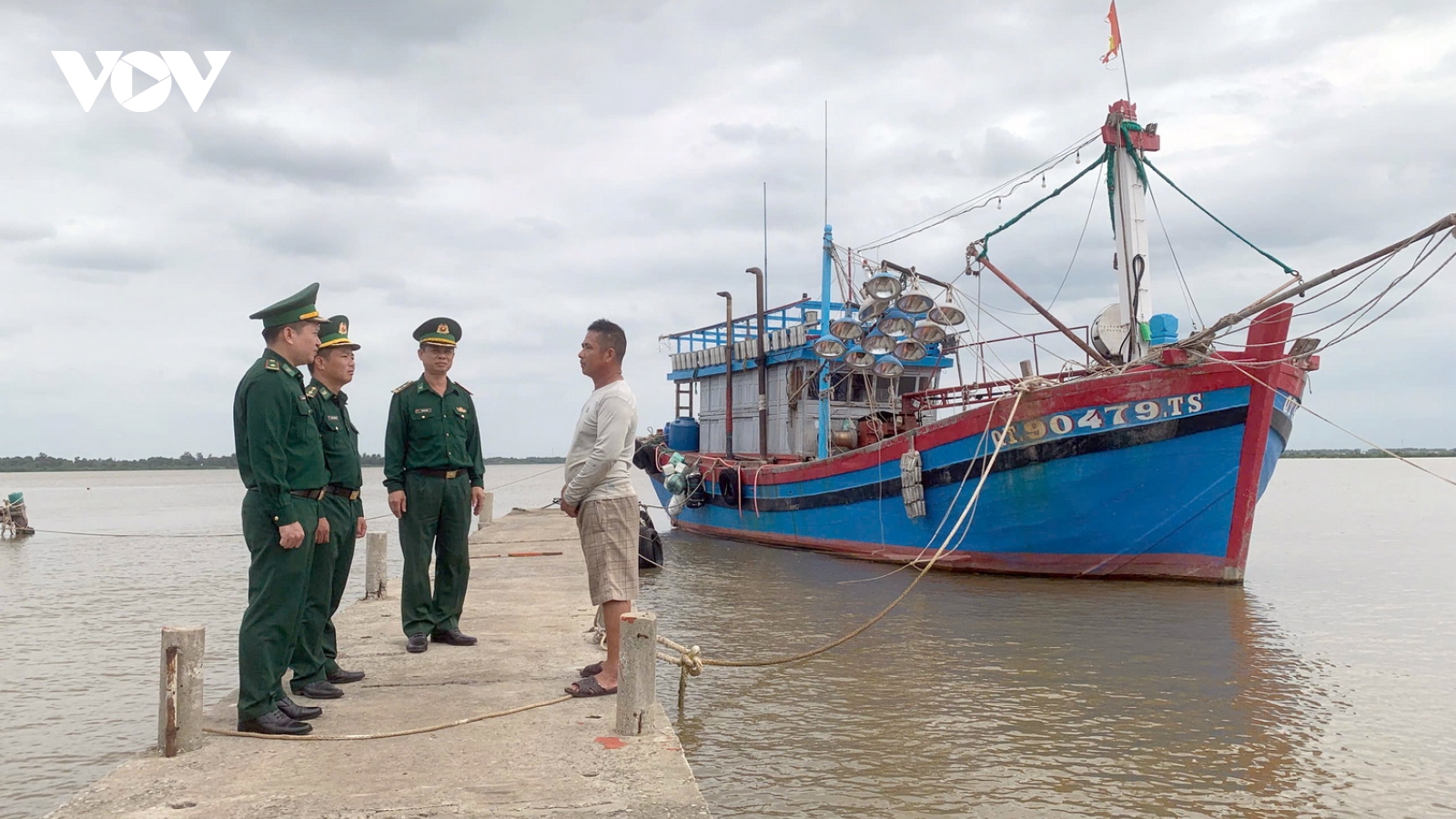 Quảng Bình, Quảng Trị kêu gọi tàu thuyền vào bờ tránh bão Trà Mi