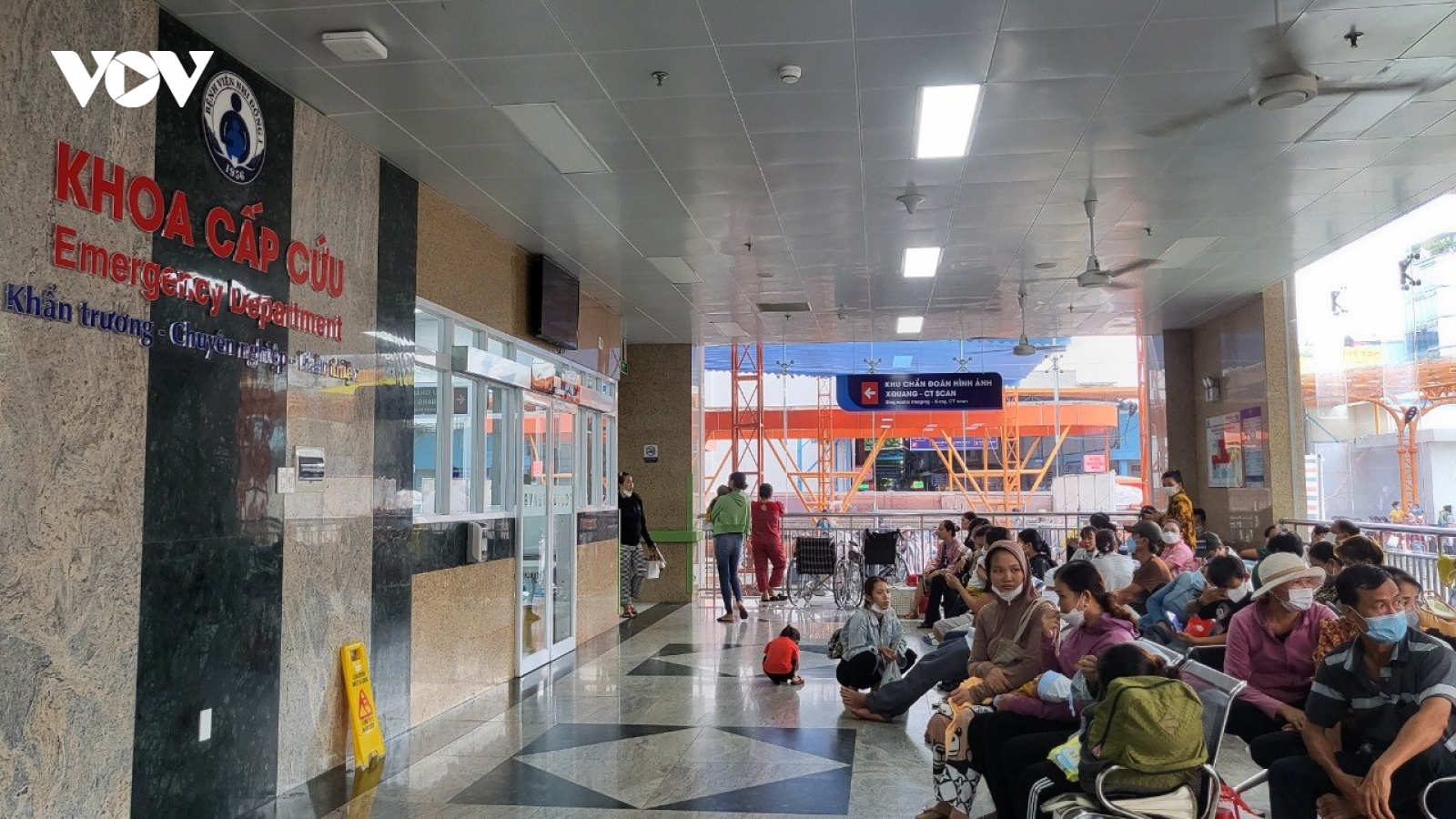 Cấp cứu bệnh nhân nghi bị cha đẻ tạt nước sôi gây bỏng nặng