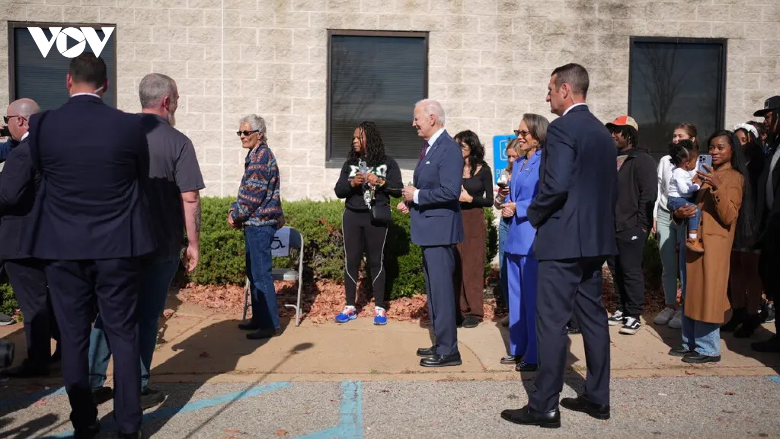 Tổng thống Biden xếp hàng bỏ phiếu sớm ở quê nhà Delaware