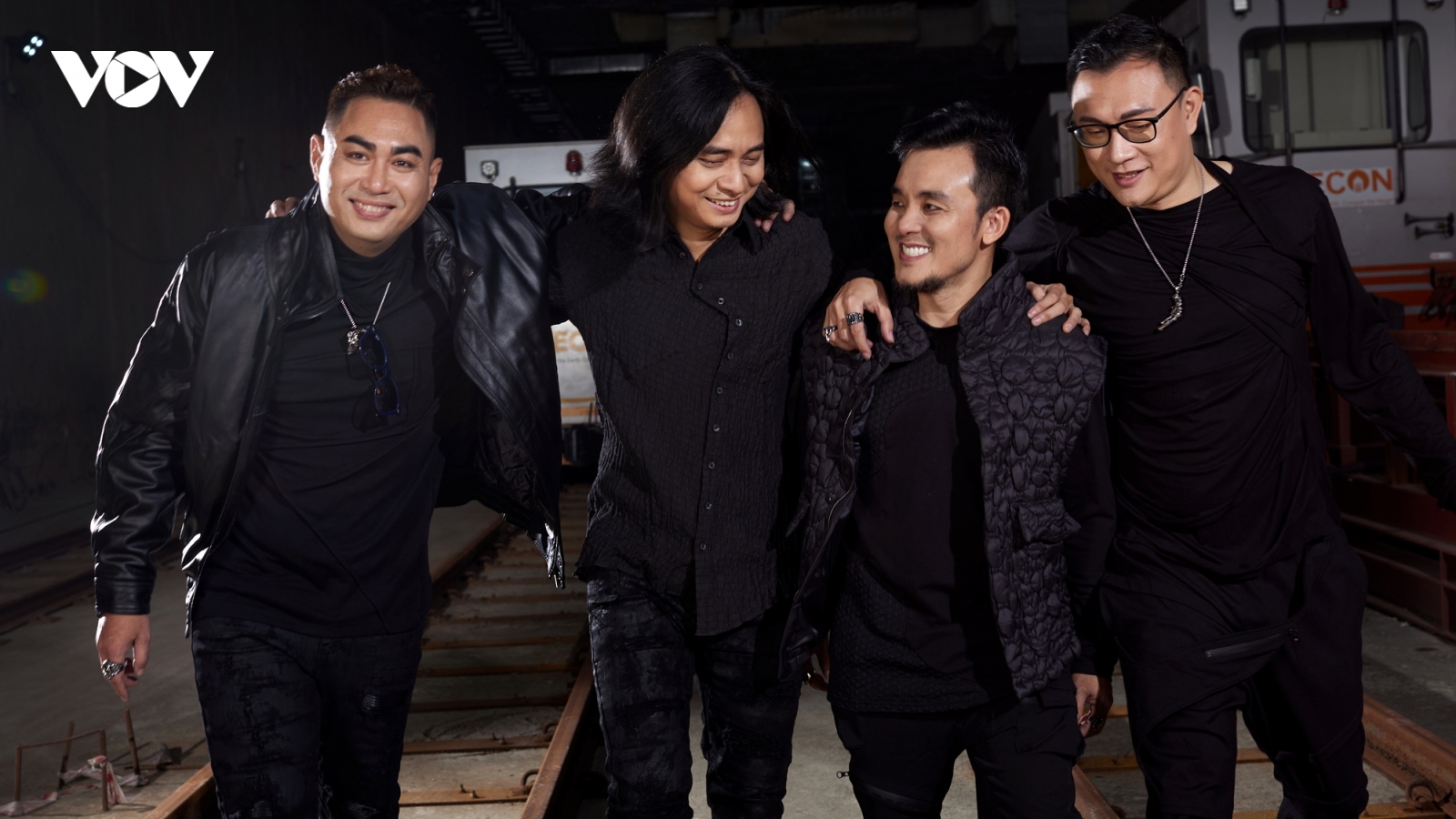 Ban nhạc Bức Tường lần đầu đưa rock theo phong cách unplugged vào nhà hát