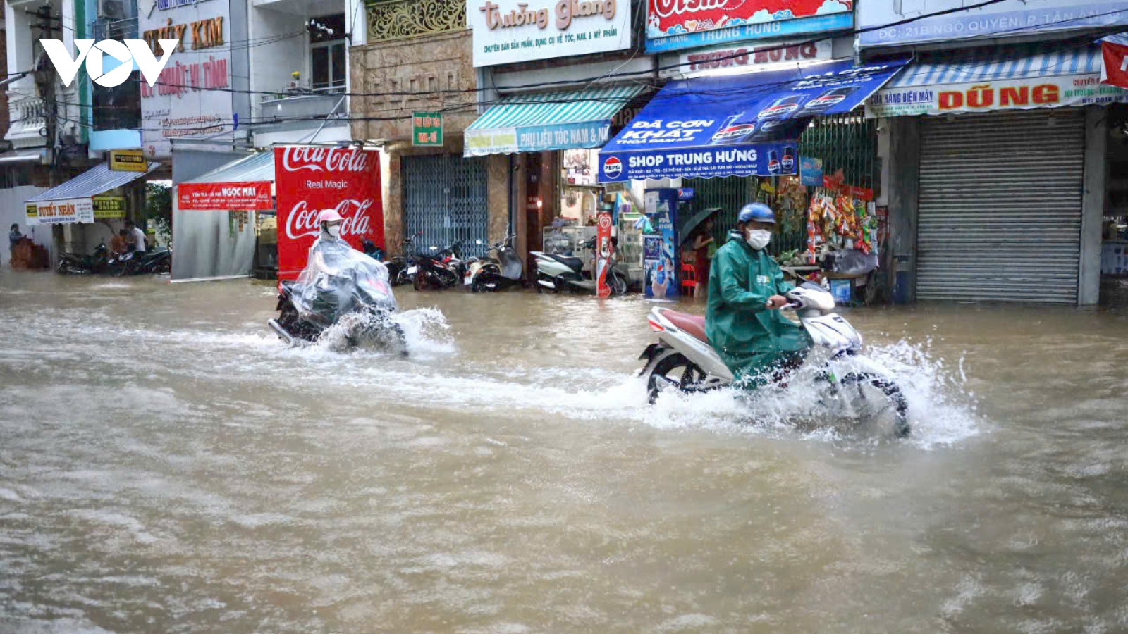 Người dân Cần Thơ chật vật đi lại trong "biển nước" mùa triều cường