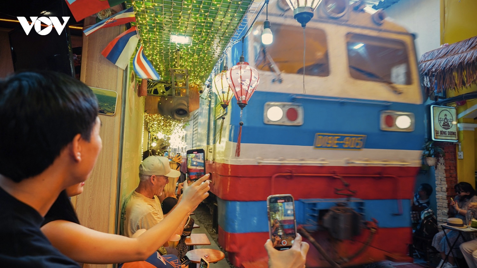 Bất chấp nguy hiểm, nhiều người vẫn thản nhiên check-in tại phố cà phê đường tàu