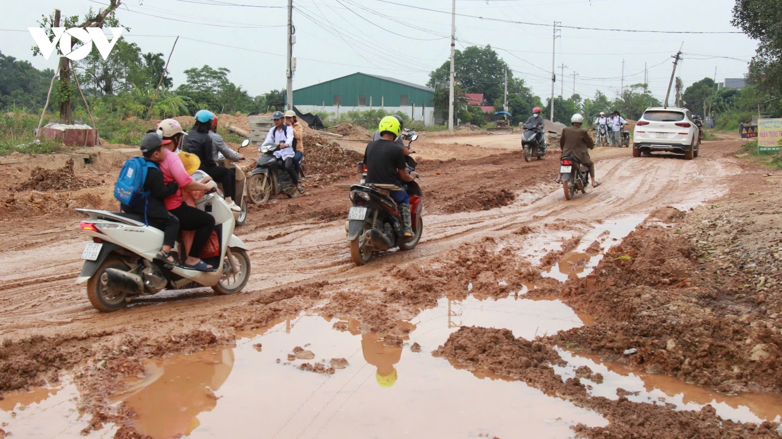 Xe chở cát cày nát tỉnh lộ 166, người dân đi lại nhọc nhằn