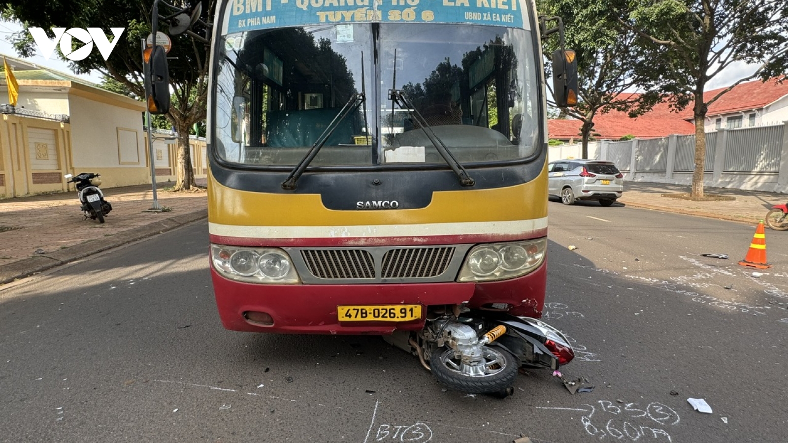 Tai nạn giữa 2 ô tô và xe máy, 3 người nhập viện