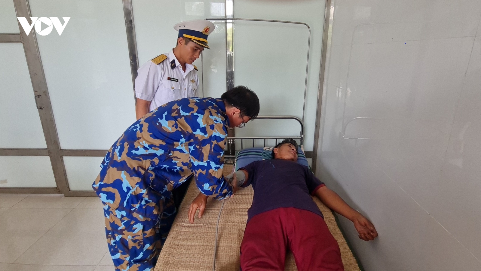 Bệnh xá đảo Sinh Tồn cấp cứu ngư dân bị đột quỵ não