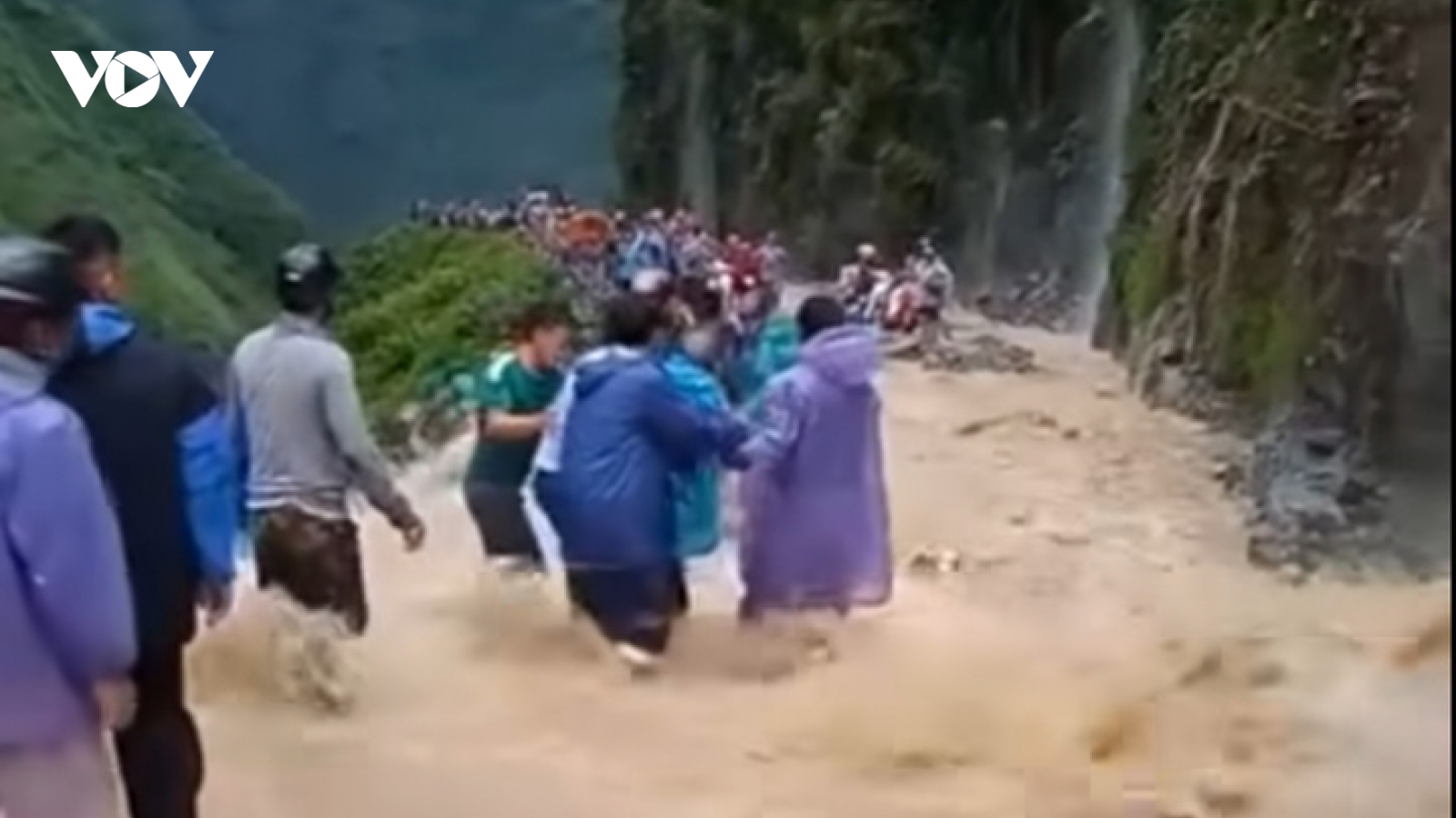 Đất đá tràn xuống đèo Mã Pì Lèng ở Hà Giang, nhiều hộ dân phải di dời