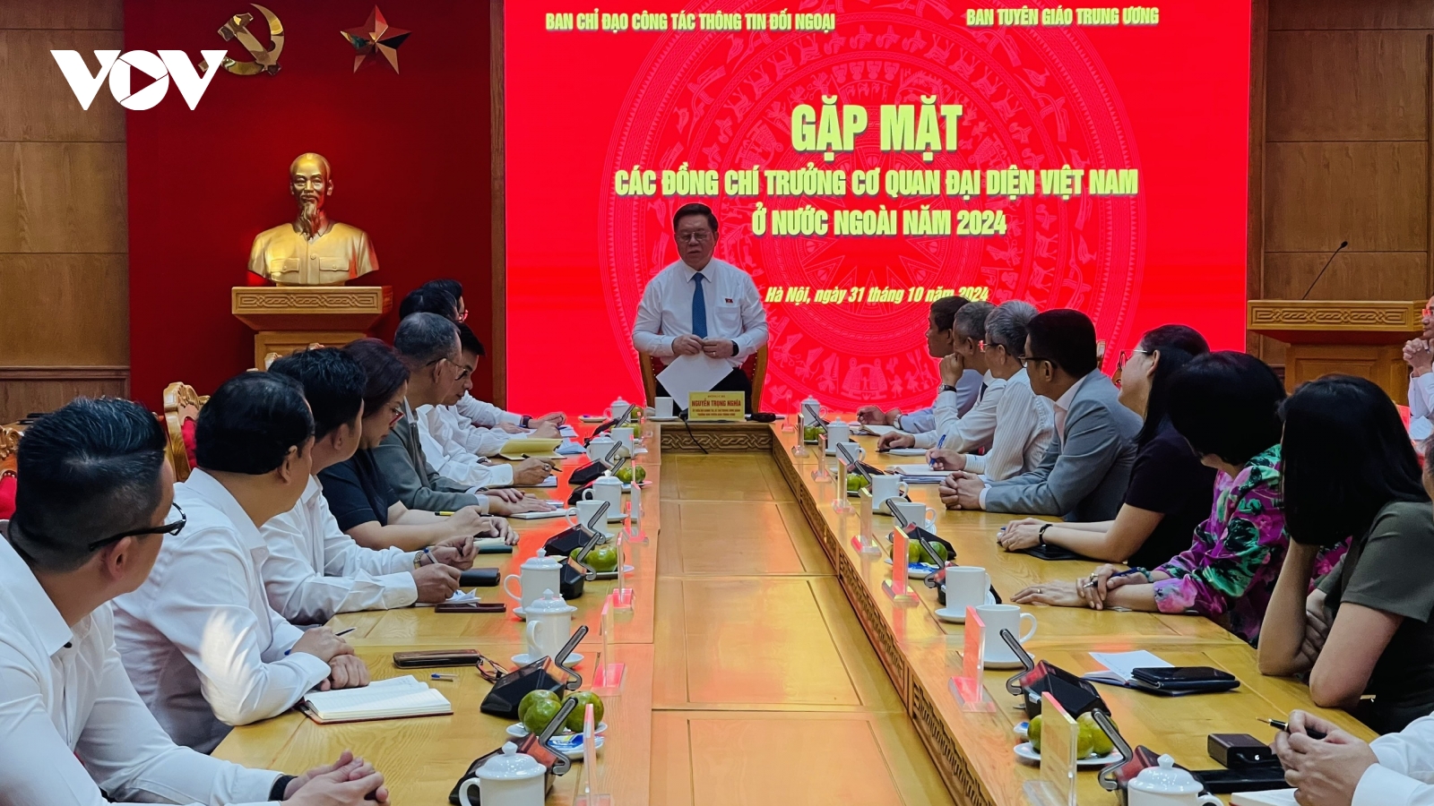 Ông Nguyễn Trọng Nghĩa làm việc với các Trưởng cơ quan đại diện Việt Nam ở nước ngoài