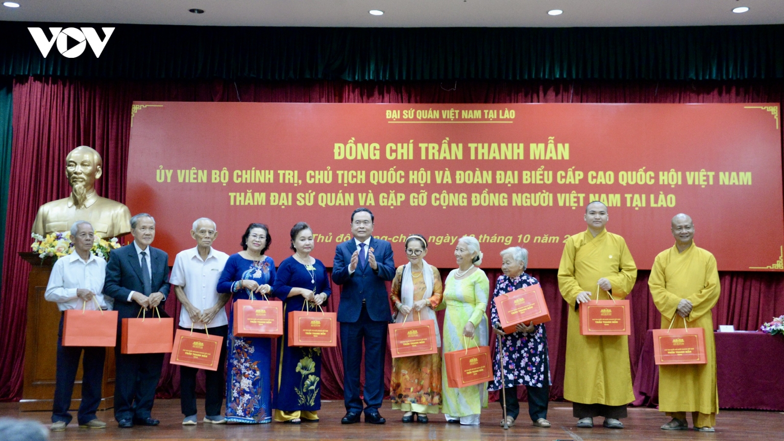 Chủ tịch Quốc hội gặp gỡ cộng đồng người Việt Nam tại Lào