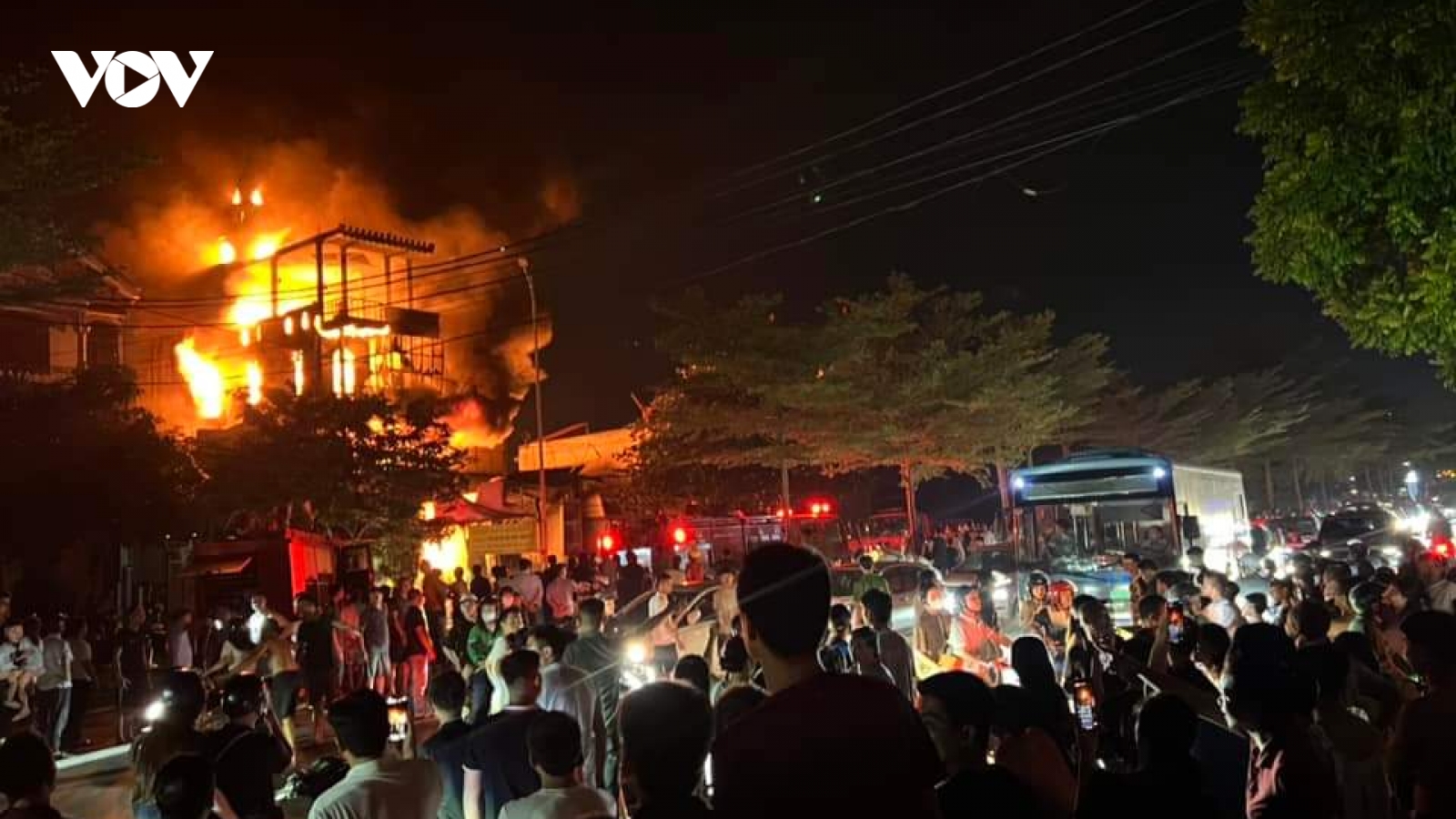 Cháy lớn thiêu rụi xưởng bạt ở Bắc Ninh, khói bốc cao hàng chục mét