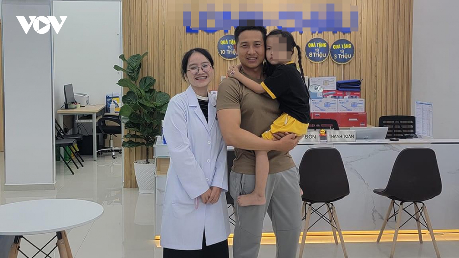 Nữ bác sĩ nhanh trí cứu sống bé bị hóc kẹo bịt đường thở