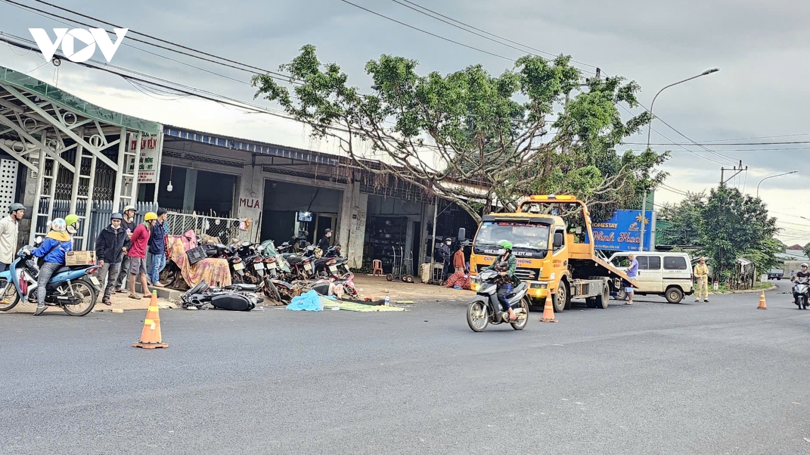 Va chạm với ô tô, hai học sinh thương vong