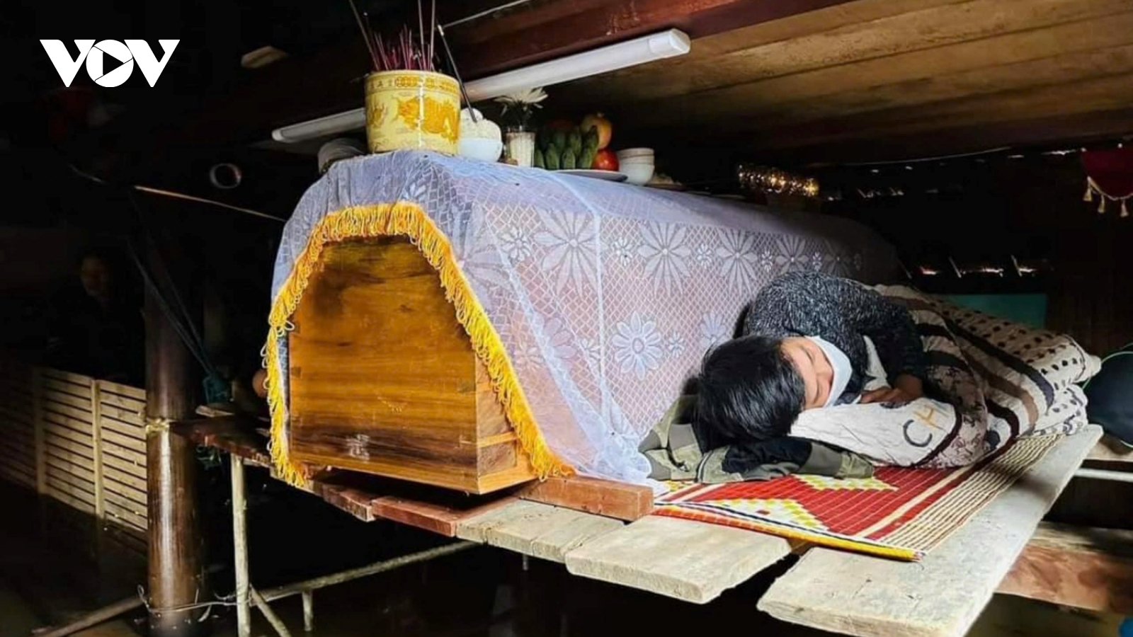 Đau xót hình ảnh con trai đặt quan tài người mẹ trên gác mái để tránh lũ