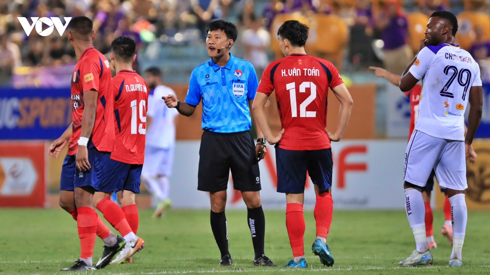 HLV CAHN và Hà Nội FC "va nhau tóe lửa" khi được hỏi về trọng tài