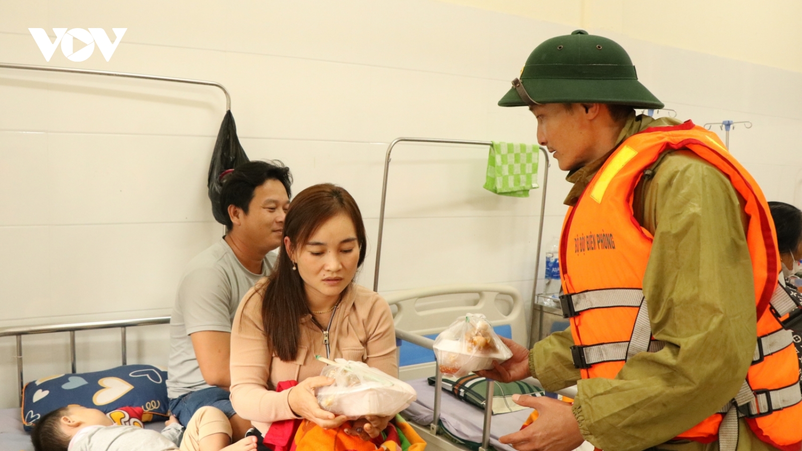 Vượt lũ mang cơm đến bệnh viện