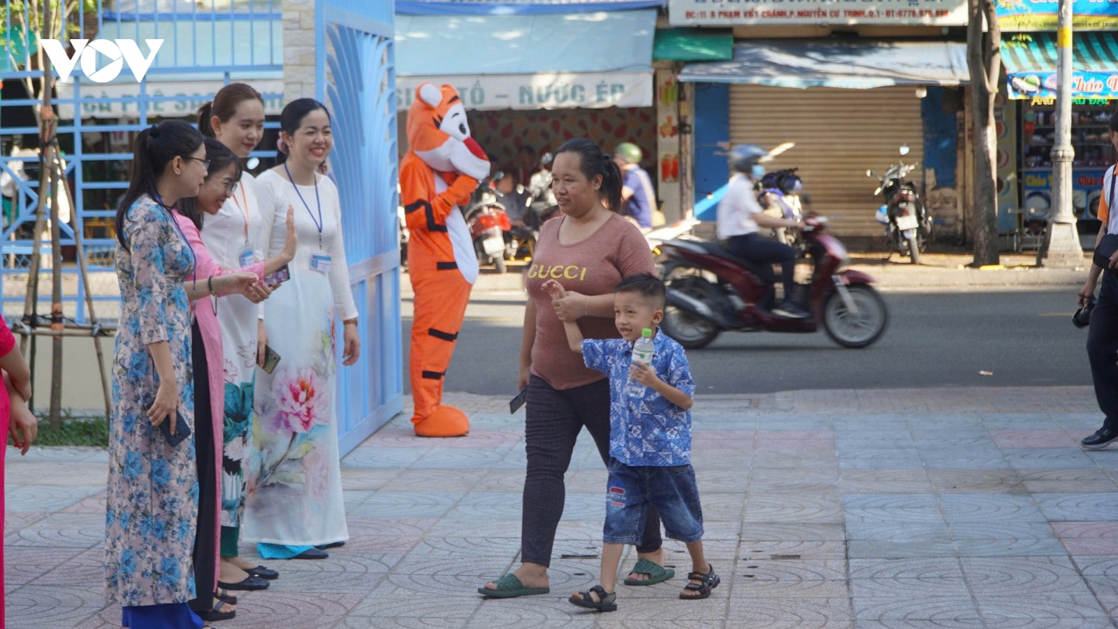 Đề xuất miễn học phí cho con nhà giáo, giáo viên nói cần cân nhắc