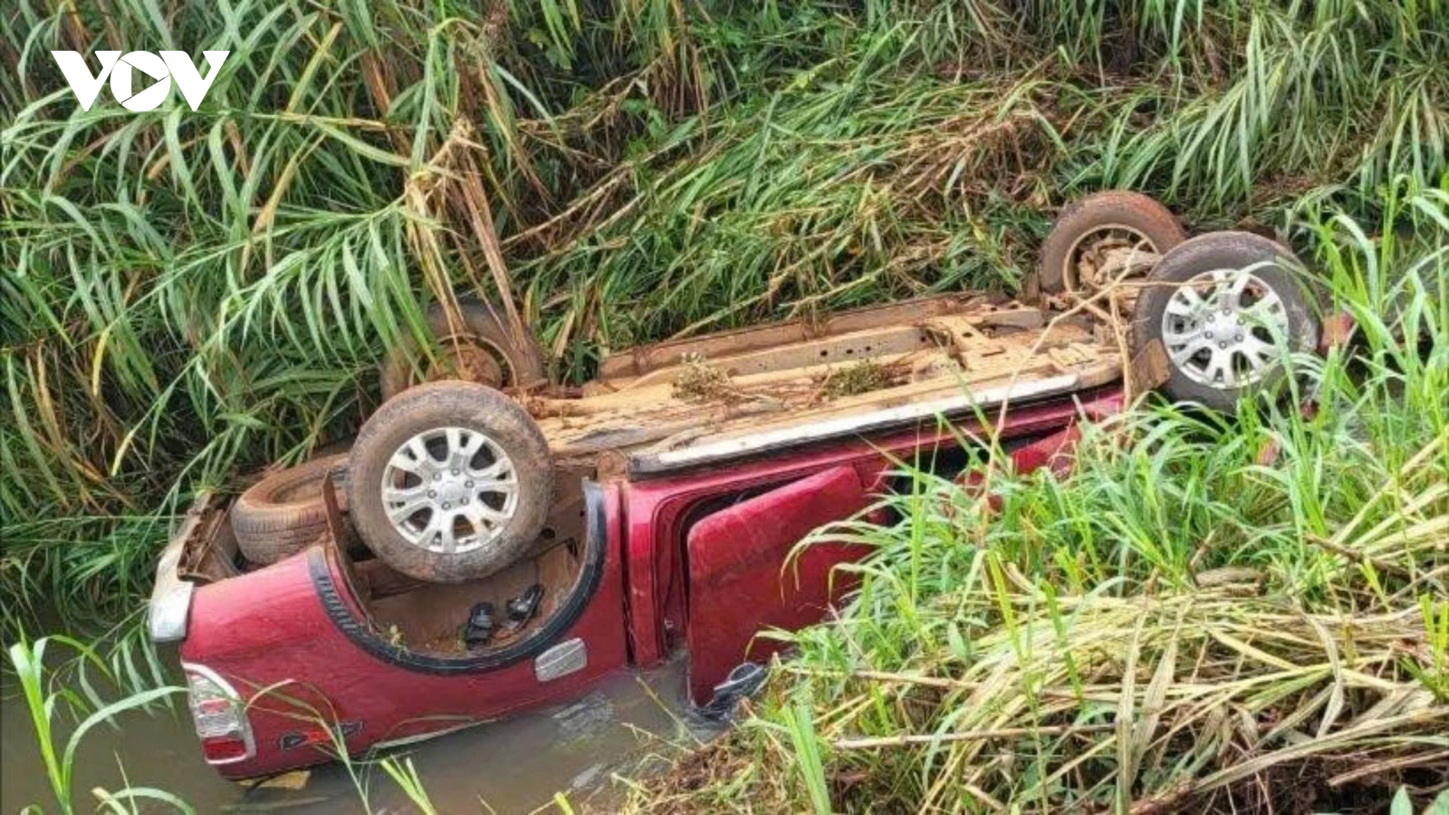 Khởi tố vụ xe bán tải rơi xuống suối khiến 5 người thương vong