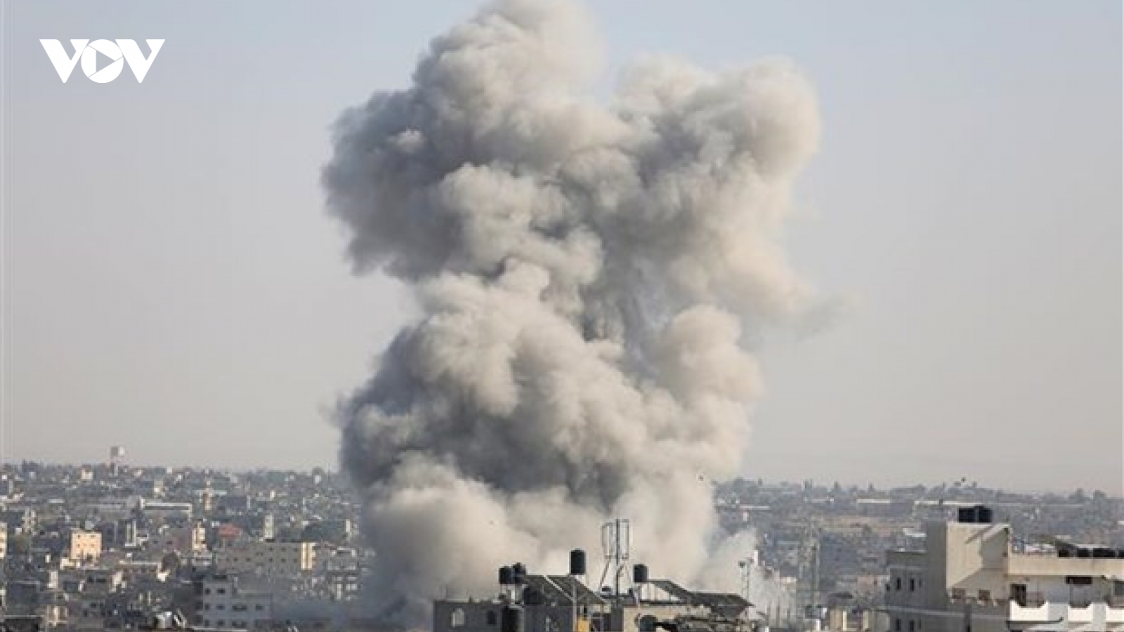 Israel tấn công bộ binh vào Gaza, không kích dữ dội thủ đô của Lebanon