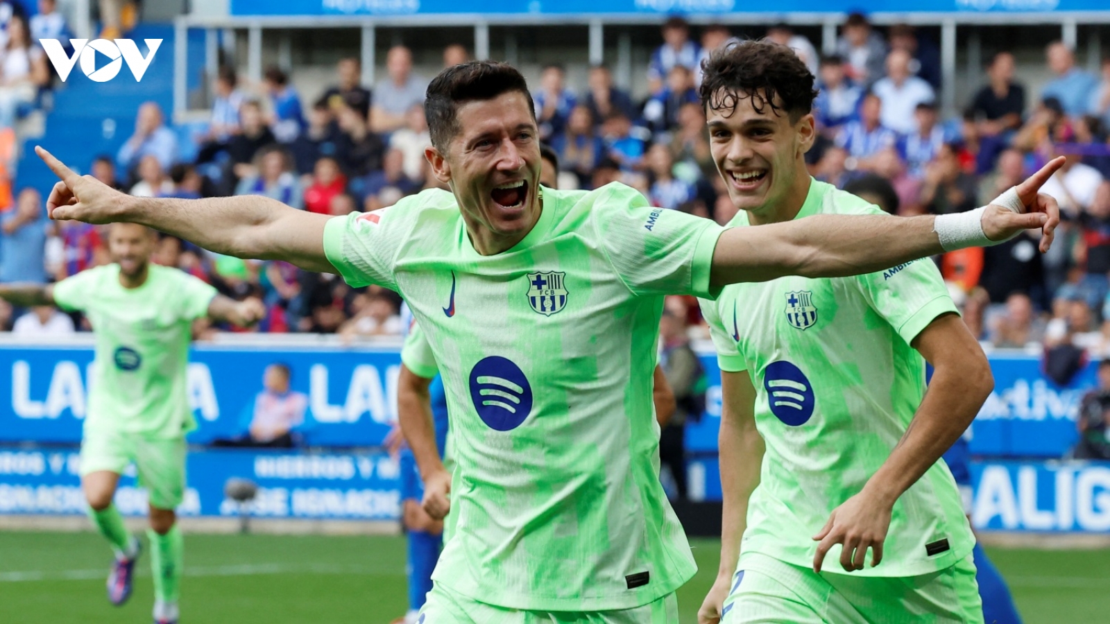 Kết quả bóng đá hôm nay 7/10: Lewandowski giúp Barca thắng đậm Alaves