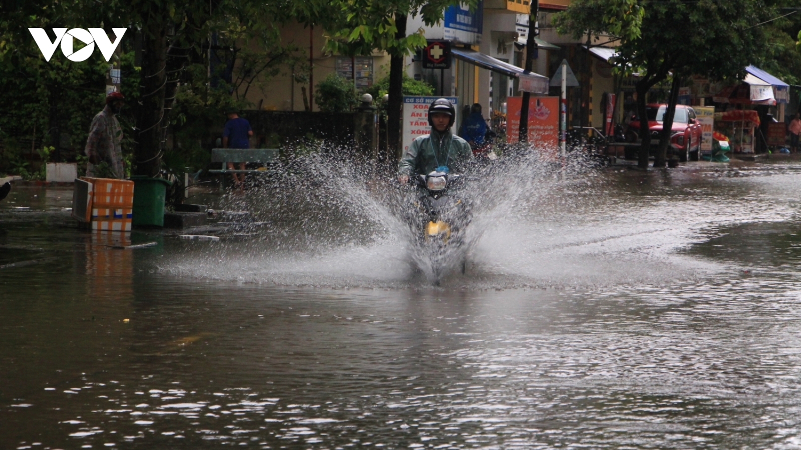 Mưa lớn gây ngập cục bộ nhiều tuyến đường ở thành phố Đồng Hới (Quảng Bình)