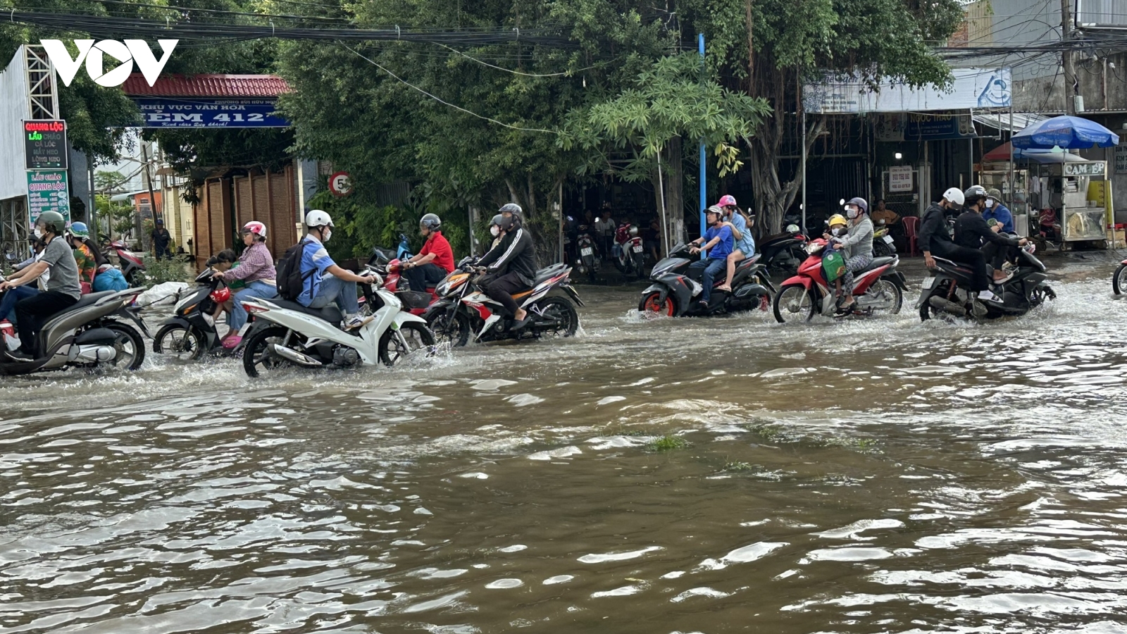 Triều cường xuống nhưng người dân vẫn bì bõm ngày đầu tuần