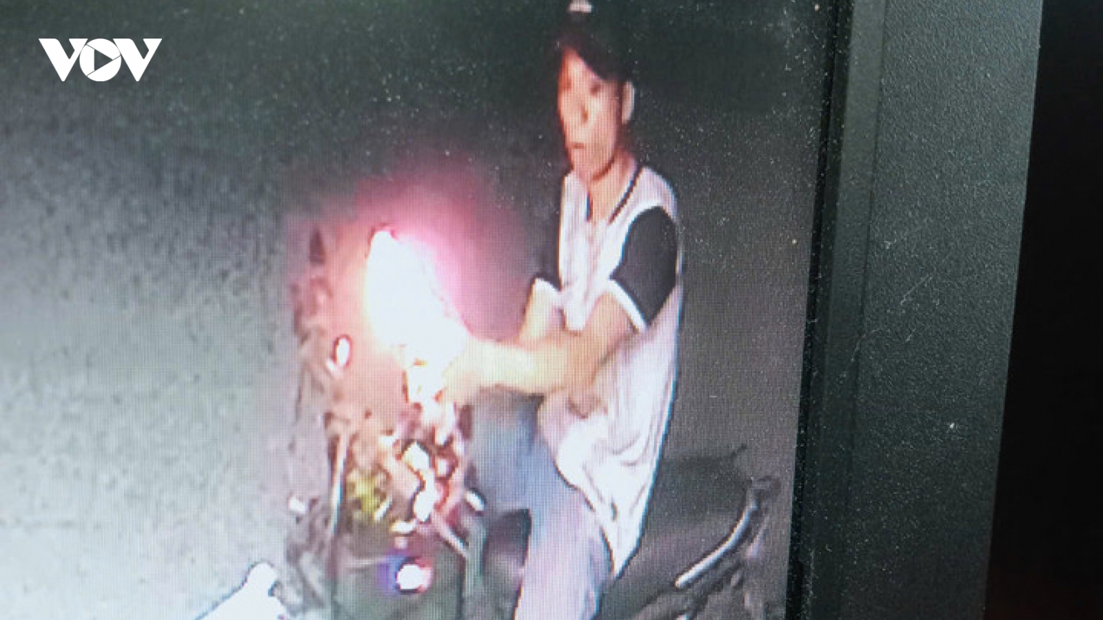 Nóng 24h: Điều tra vụ ném "bom xăng" trước cửa 3 trụ sở ngân hàng