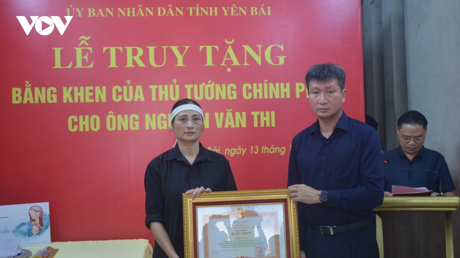 Truy tặng bằng khen cho người hy sinh tính mạng tham gia cứu nạn trong bão số 3